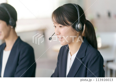 コールセンターで働くオペレーターの女性達 113916013