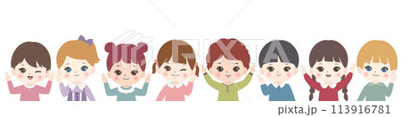 並んでピースをする子供たち 113916781