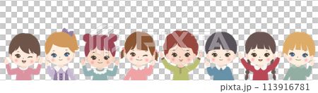 並んでピースをする子供たち 113916781