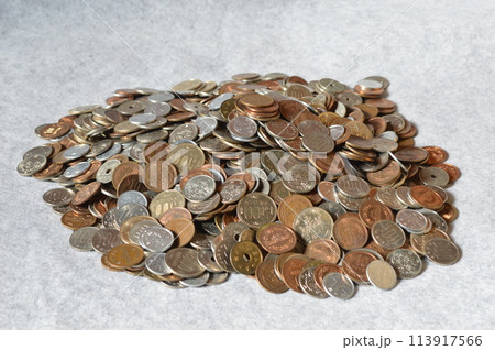 日本の未整理の現行貨幣の山 113917566