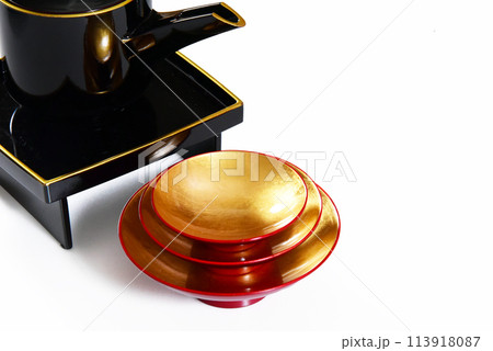 結婚式や神事で使う日本伝統の金の祝い盃 結婚式や神事で使う日本伝統の金の祝い盃 113918087