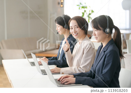 コールセンターで働くオペレーターの女性達 113918203