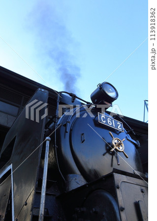 蒸気機関車・C61形2号機・車両番号C612の前照灯と青空 113918362
