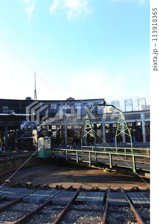 転車台と蒸気機関車・C61形2号機・車両番号C612と青空 転車台と蒸気機関車・C61形2号機・車両番号C612と青空 113918365