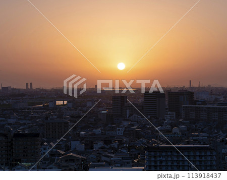 黄砂に覆われた街の夕暮れ 黄砂に覆われた街の夕暮れ 113918437