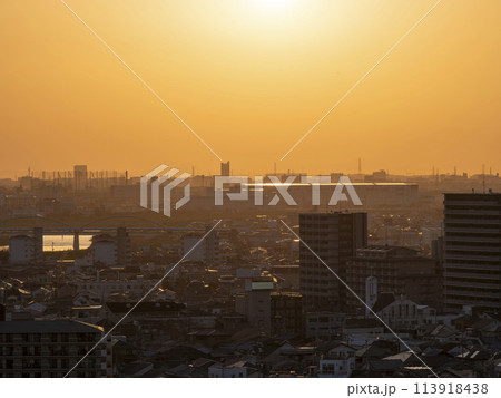 黄砂に覆われた街の夕暮れ 黄砂に覆われた街の夕暮れ 113918438