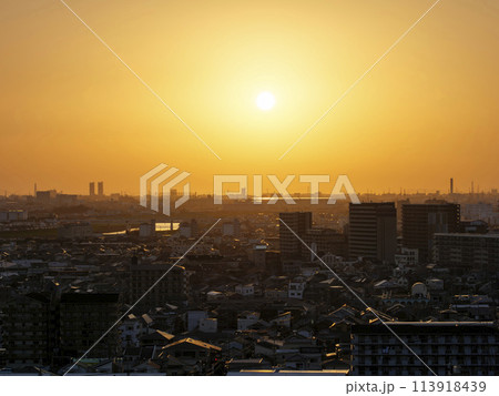 黄砂に覆われた街の夕暮れ 黄砂に覆われた街の夕暮れ 113918439