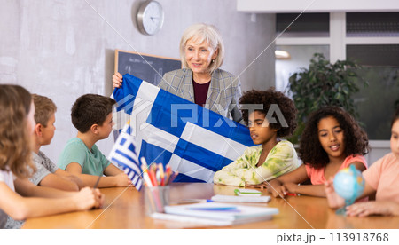 students listen to woman teacher who talks about Greece 113918768