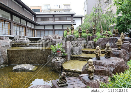 京都市にあるお寺:頂法寺境内地蔵と池の風景 京都市にあるお寺:頂法寺境内地蔵と池の風景 113918838