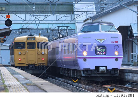 【JR西日本】115系と381系「やくも」〜スーパーやくも〜(伯備線:根雨駅) 【JR西日本】115系と381系「やくも」〜スーパーやくも〜(伯備線:根雨駅) 113918891