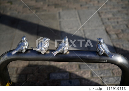 尾道歩道ガードのスズメ達 113919518