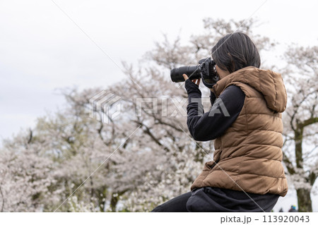 写真を撮る女性 写真を撮る女性 113920043