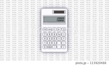 電卓と数字、事務・経理の計算シーン 113920488