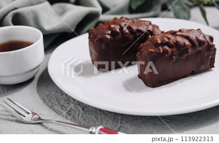 Cookies with chocolate and nuts and tea 113922313