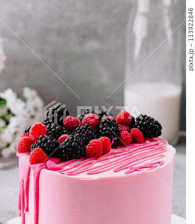 Pink cake with mascarpone cream and fresh berries 113922846