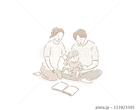 小さい子供を膝に乗せて座る男性（お父さん）と座る女性（お母さん） 113923395