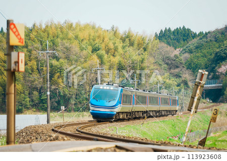山陰本線を走る特急スーパーはくと 山陰本線を走る特急スーパーはくと 113923608