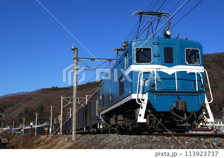 秩父鉄道を走る石灰輸送貨物列車 113923737