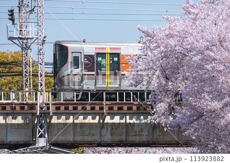 桜ノ宮駅付近で大川を渡るJR大阪環状線の電車 113923882