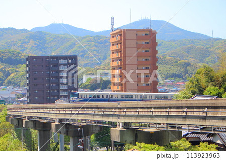 北九州都市モノレール と志井の建物【青空】 113923963