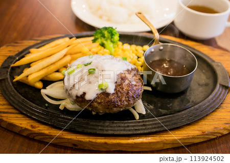 ファミレスの肉汁あふれるハンバーグ ファミレスの肉汁あふれるハンバーグ 113924502