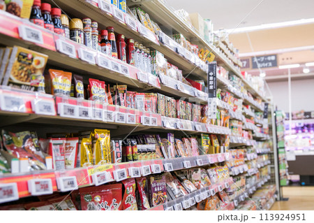 スーパーマーケットの店内 113924951