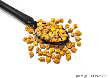 A picture of black chickpeas with selective focus 113925136