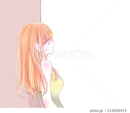 壁際に立つ女性　ネガティブ 113926415