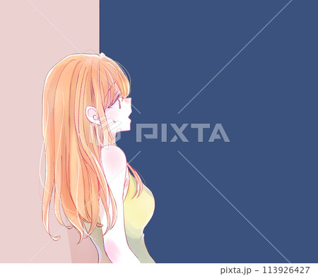 壁際に立つ女性　ネガティブ 113926427