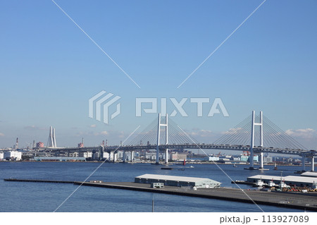 青空の横浜ベイブリッジ 113927089