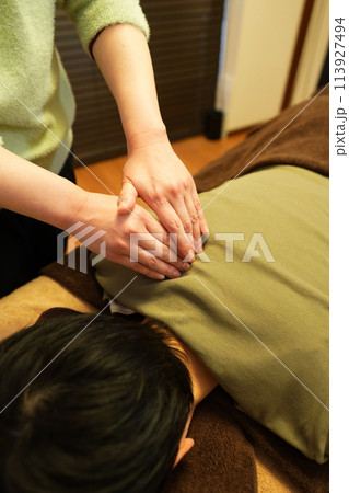 肩甲骨をほぐす 113927494