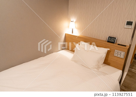 ビジネスホテルのベッド 113927551