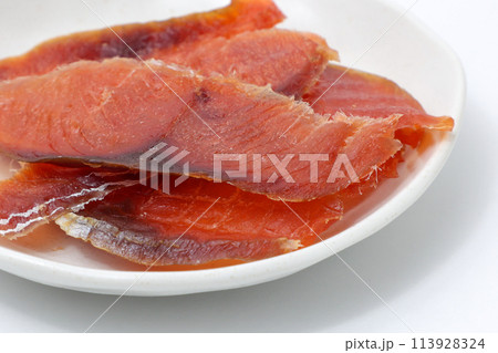 鮭とば、鮭、とば、珍味、お酒、つまみ、酒のアテ、アテ、魚類、さけ、燻製、スライス、日本酒、アルコール 113928324