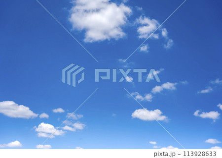 青空　空　雲　春の空　背景　背景素材　4月　コピースペース 113928633