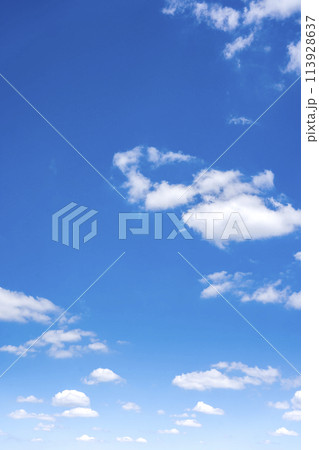青空 空 雲 春の空 背景 背景素材 4月 コピースペース 青空 空 雲 春の空 背景 背景素材 4月 コピースペース 113928637
