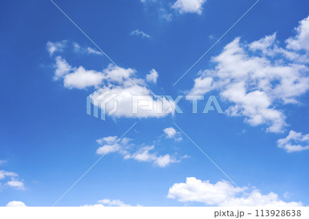 青空　空　雲　春の空　背景　背景素材　4月　コピースペース 113928638