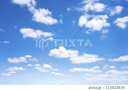 青空　空　雲　春の空　背景　背景素材　4月　コピースペース 113928639