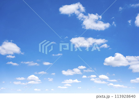 青空　空　雲　春の空　背景　背景素材　4月　コピースペース 113928640