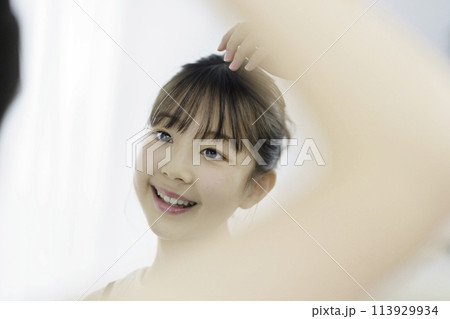 朝鏡を見て前髪をセットする小学生の女の子 朝鏡を見て前髪をセットする小学生の女の子 113929934