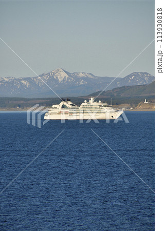 春の北海道函館市函館湾を航行するクルーズ船シーボーンオデッセイ号の風景を撮影 113930818