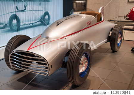 ショールームに展示されたレーシングカー ショールームに展示されたレーシングカー 113930841