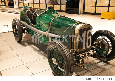 ショールームに展示された外車 113930844