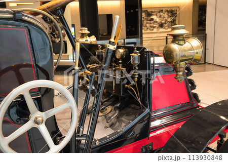 ショールームに展示された外車 ショールームに展示された外車 113930848
