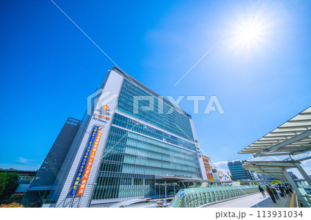 日本の横浜都市景観 新横浜駅や太陽光などを望む。澄み渡る青空…新たな時代へ＝4月25日 113931034