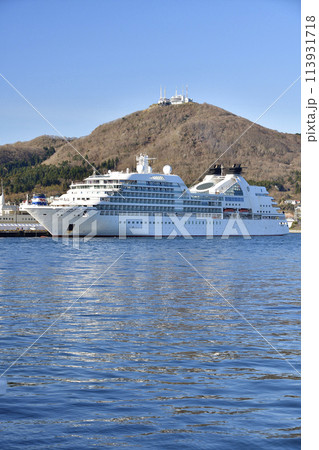春の北海道函館市函館港に寄港するシーボーンオデッセイ号の風景を撮影 113931718
