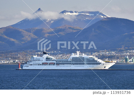 春の北海道函館市函館港に寄港するシーボーンオデッセイ号の風景を撮影 春の北海道函館市函館港に寄港するシーボーンオデッセイ号の風景を撮影 113931736