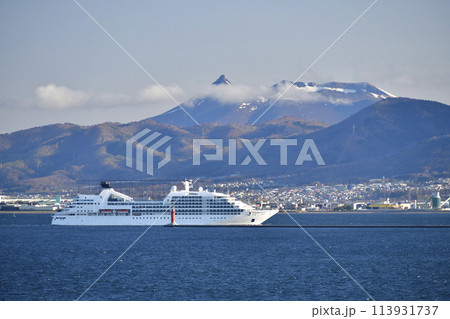 春の北海道函館市函館港に寄港するシーボーンオデッセイ号の風景を撮影 113931737