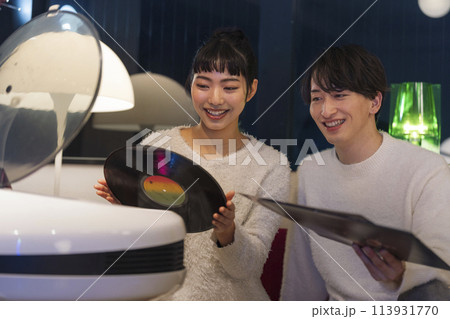 レコードを聴く若い男女 113931770