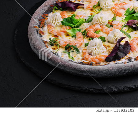 black pizza with shrimp and cream 113932102