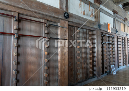 兵庫県姫路市 姫路城の城内にある武具掛けと槍などの武具 兵庫県姫路市 姫路城の城内にある武具掛けと槍などの武具 113933219